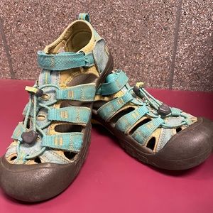 Keen Boys size 6